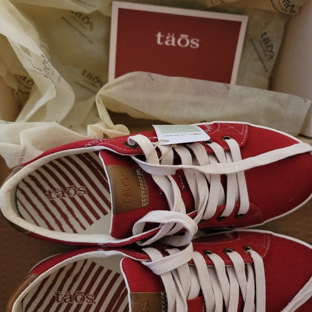 NIB Taos Star Burst Red US8.5W EUR39